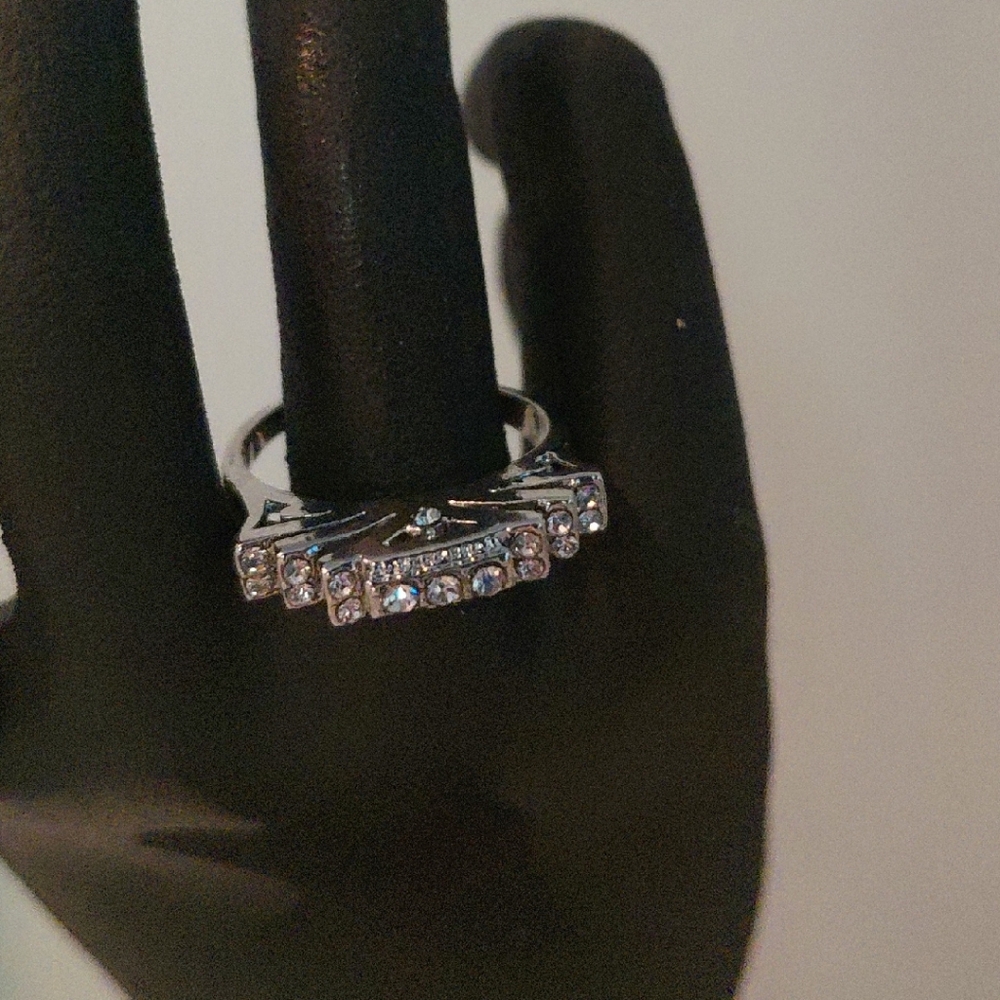 Source Unknown Elegant Silver Ring with Sparkling Accents